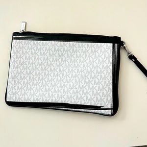 Large wristlet